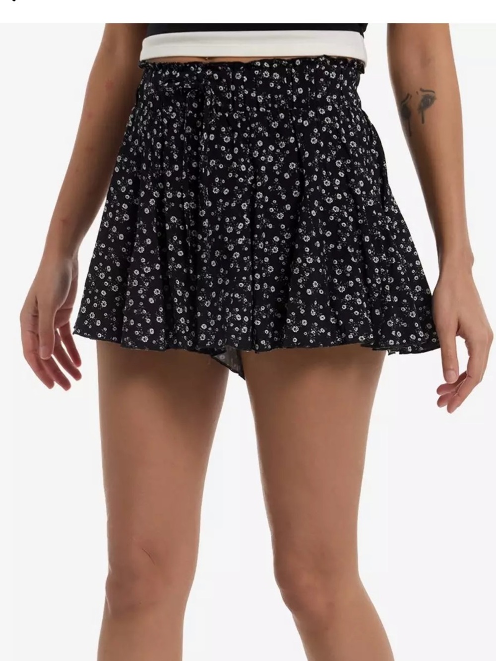 Hot Topic Black Floral Smocked Ruffle Shorts